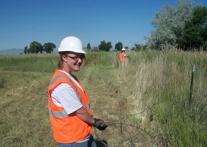 Volunteers Pull Two Miles of Old Barbed Wire at Clover Valley. Photo: USFWS Mountain Prairie, Public domain, via Wikimedia Commons.